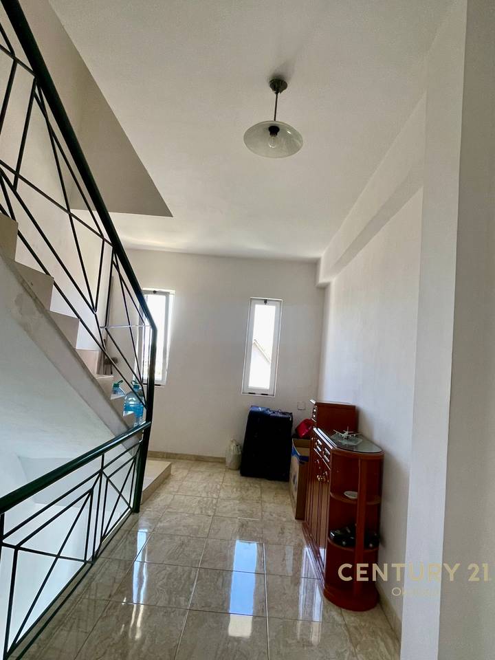 Apartament 3+2+1 në një Vilë Private për Shitje – Plotësisht i Mobiluar, Oborr Privat, 3 Ballkone &amp; Parkim | Shkozë, Tiranë