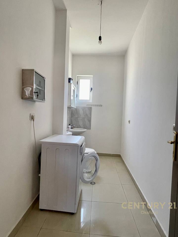 Apartament 3+2+1 në një Vilë Private për Shitje – Plotësisht i Mobiluar, Oborr Privat, 3 Ballkone &amp; Parkim | Shkozë, Tiranë