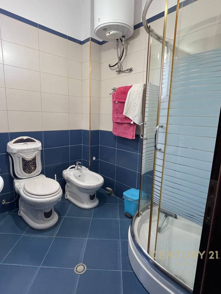 Apartament 3+2+1 në një Vilë Private për Shitje – Plotësisht i Mobiluar, Oborr Privat, 3 Ballkone &amp; Parkim | Shkozë, Tiranë