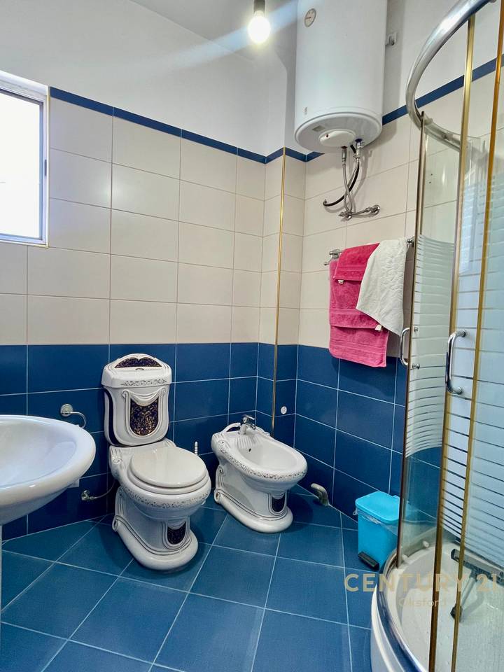 Apartament 3+2+1 në një Vilë Private për Shitje – Plotësisht i Mobiluar, Oborr Privat, 3 Ballkone &amp; Parkim | Shkozë, Tiranë