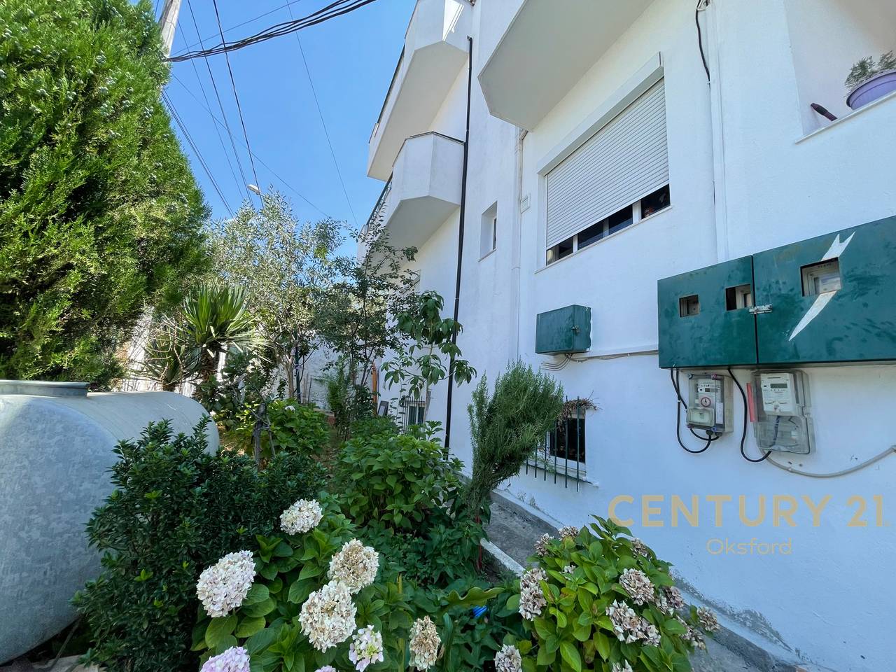 Apartament 3+2+1 në një Vilë Private për Shitje – Plotësisht i Mobiluar, Oborr Privat, 3 Ballkone &amp; Parkim | Shkozë, Tiranë