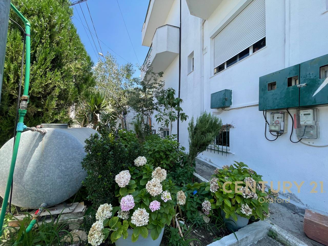 Apartament 3+2+1 në një Vilë Private për Shitje – Plotësisht i Mobiluar, Oborr Privat, 3 Ballkone &amp; Parkim | Shkozë, Tiranë