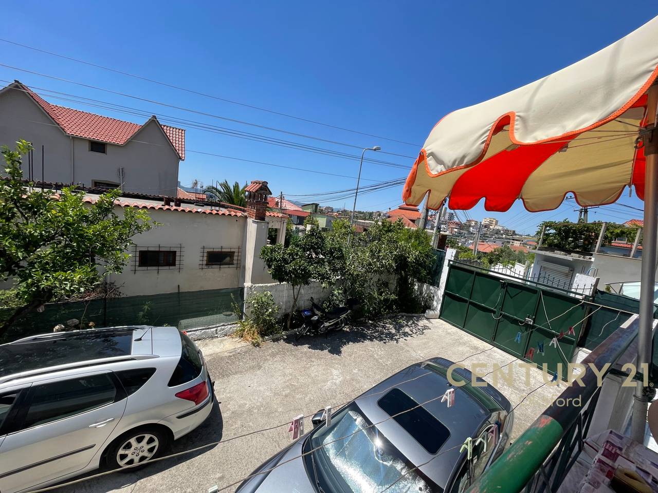 Apartament 3+2+1 në një Vilë Private për Shitje – Plotësisht i Mobiluar, Oborr Privat, 3 Ballkone &amp; Parkim | Shkozë, Tiranë