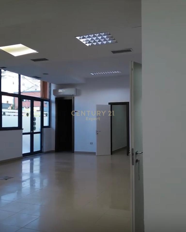 Locale Commerciale in Affitto – Via Elbasanit, vicino all'Università Luarasi