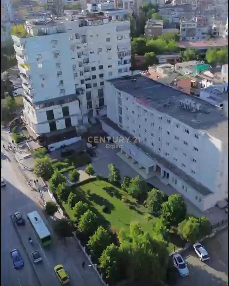 Locale Commerciale in Affitto – Via Elbasanit, vicino all'Università Luarasi