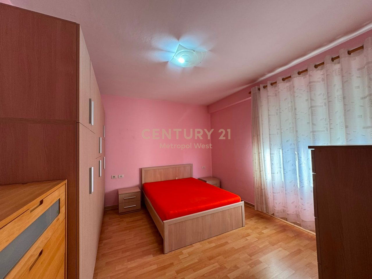 Jepet me Qira Apartament 1+1 tek ATSH, Pazari i Ri