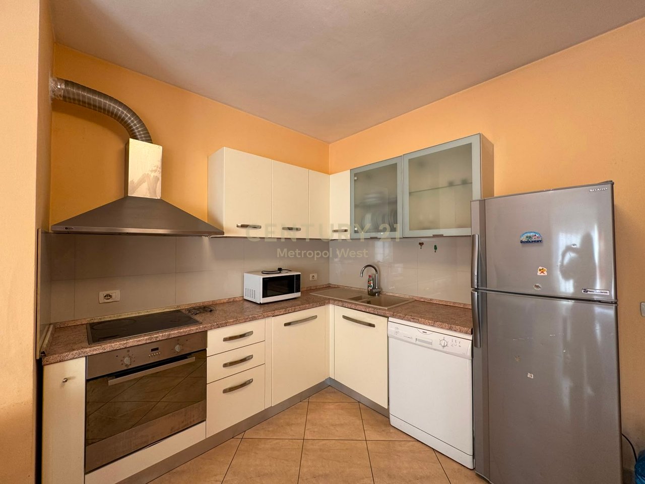 Jepet me Qira Apartament 1+1 tek ATSH, Pazari i Ri