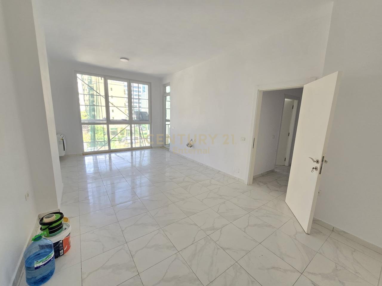 Apartament 3+1+2 për Zyra me Qira pranë Square 21