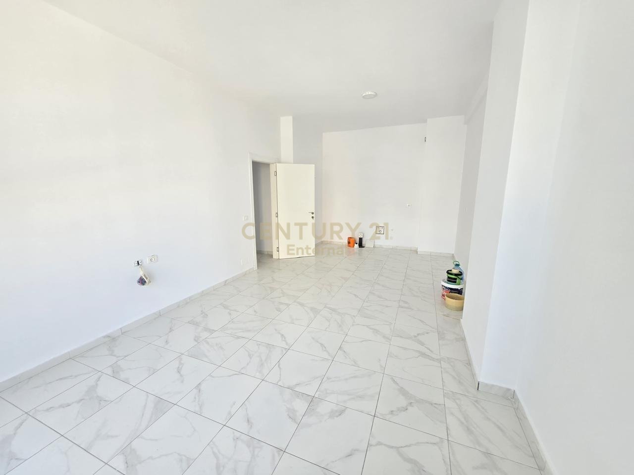 Apartament 3+1+2 për Zyra me Qira pranë Square 21