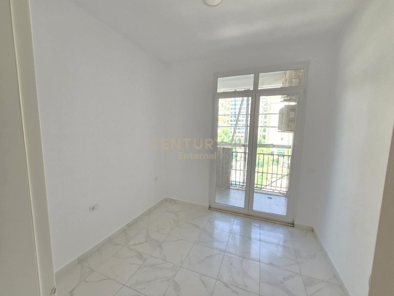 Apartament 3+1+2 për Zyra me Qira pranë Square 21