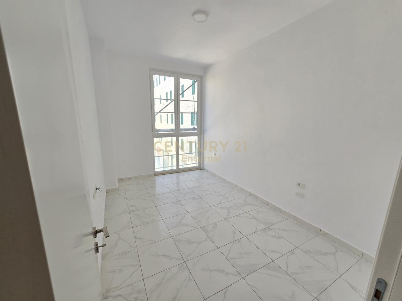Apartament 3+1+2 për Zyra me Qira pranë Square 21