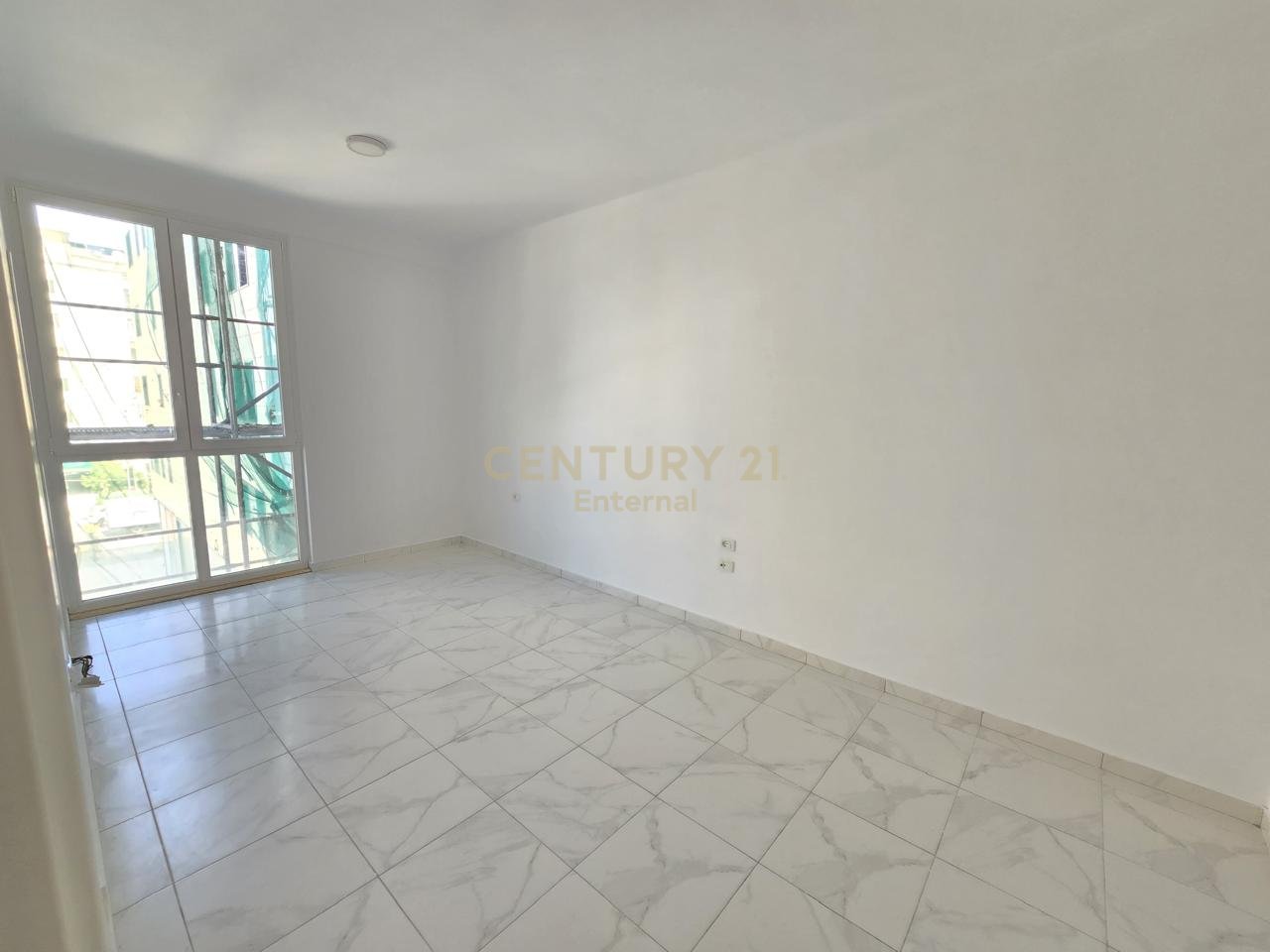 Apartament 3+1+2 për Zyra me Qira pranë Square 21