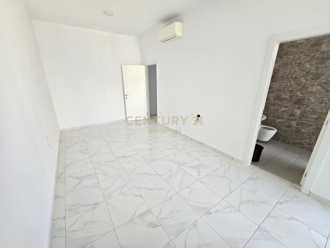 Apartament 3+1+2 për Zyra me Qira pranë Square 21