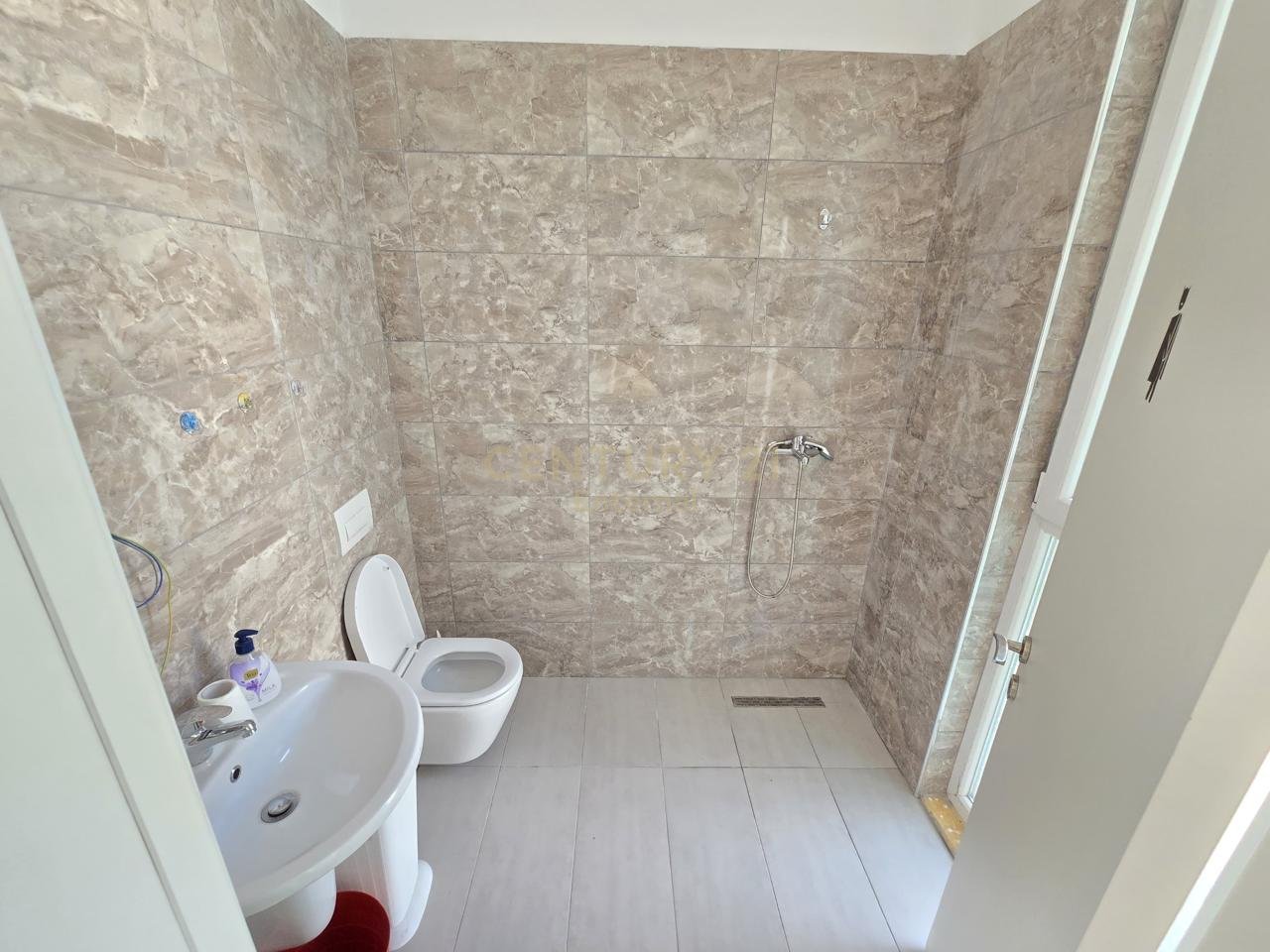 Apartament 3+1+2 për Zyra me Qira pranë Square 21