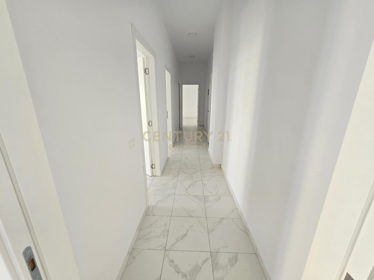 Apartament 3+1+2 për Zyra me Qira pranë Square 21