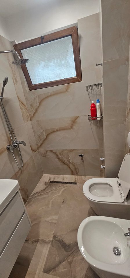 Vilë 2+1 Me Qira në Ali Demi,Rruga Idriz Dollaku  Tiranë - 80.000LEKE | 180 m²