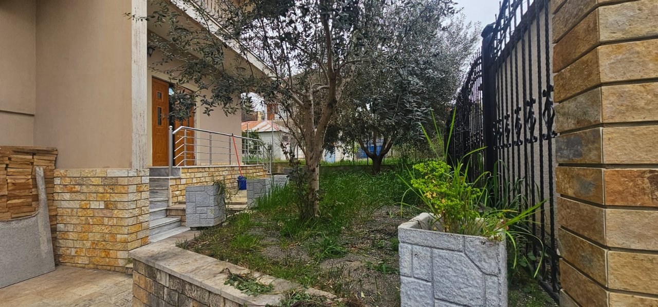 Vilë 2+1 Me Qira në Ali Demi,Rruga Idriz Dollaku  Tiranë - 80.000LEKE | 180 m²