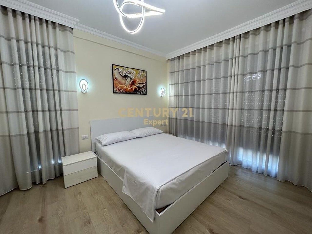 Apartament 2+1+3 + post parkimi per qira tek rruga Tefta Tashko Koco,Pazari i Ri!