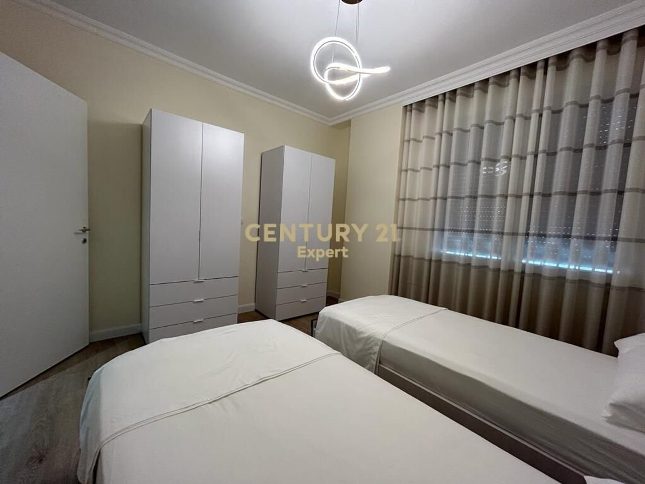 Apartament 2+1+3 + post parkimi per qira tek rruga Tefta Tashko Koco,Pazari i Ri!