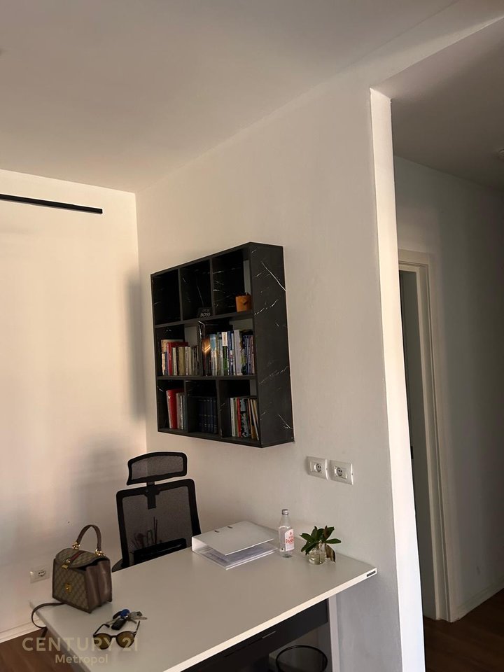 JAPIM ZYRE ME QERA 1+1 PRANE RRUGES SE KAVAJES !