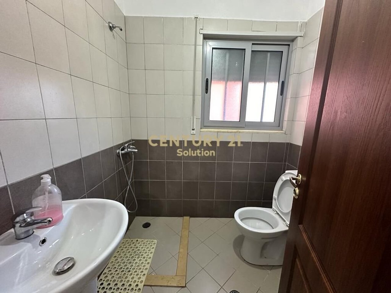 FOR RENT APARTMENT 2+1+2 TOILETS NEAR THE BOTANICAL GARDEN!