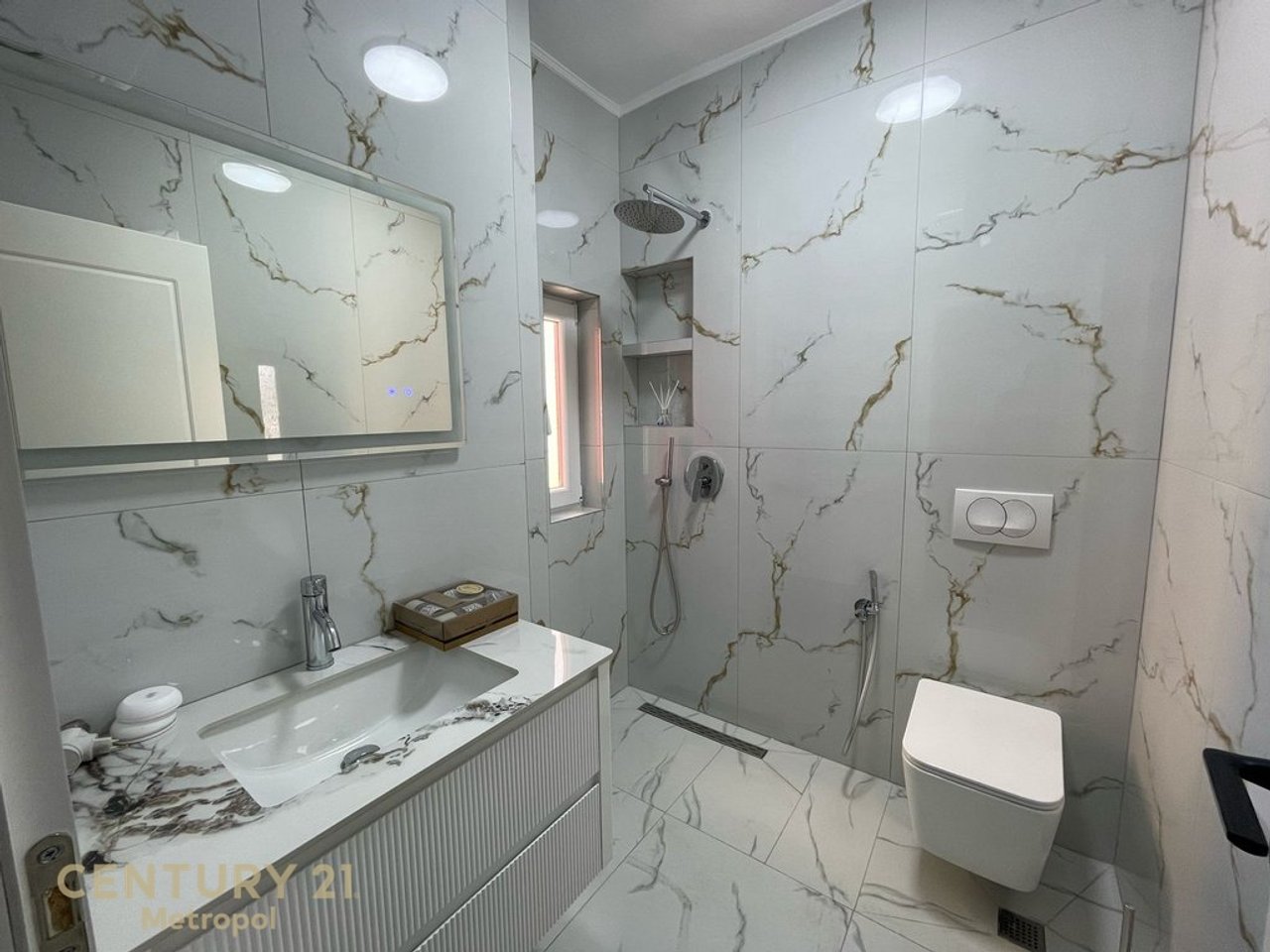 JEPET ME QIRA APARTAMENT 2+1+2, RR. E DIBRES ( MEDRESEJA)!
