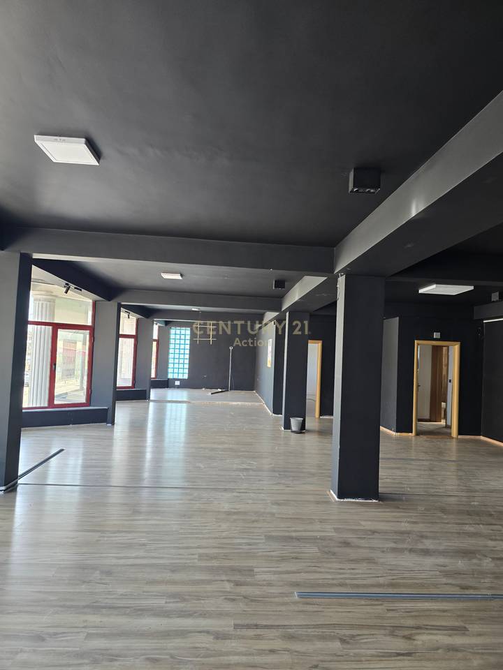 🏢 Jepen me qira kati i 2-të dhe kati i 3-të të një godine, me pamje nga rruga kryesore