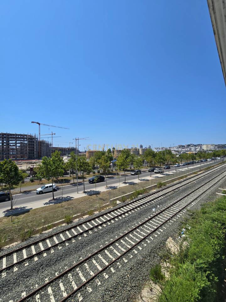 🏢 Jepen me qira kati i 2-të dhe kati i 3-të të një godine, me pamje nga rruga kryesore