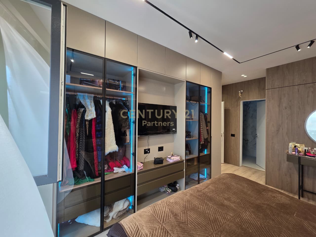🏡 *SHITET APARTAMENT 2+1+2&amp; POST PARKIMI – ISH FUSHA E AVIACIONIT, TIRANË