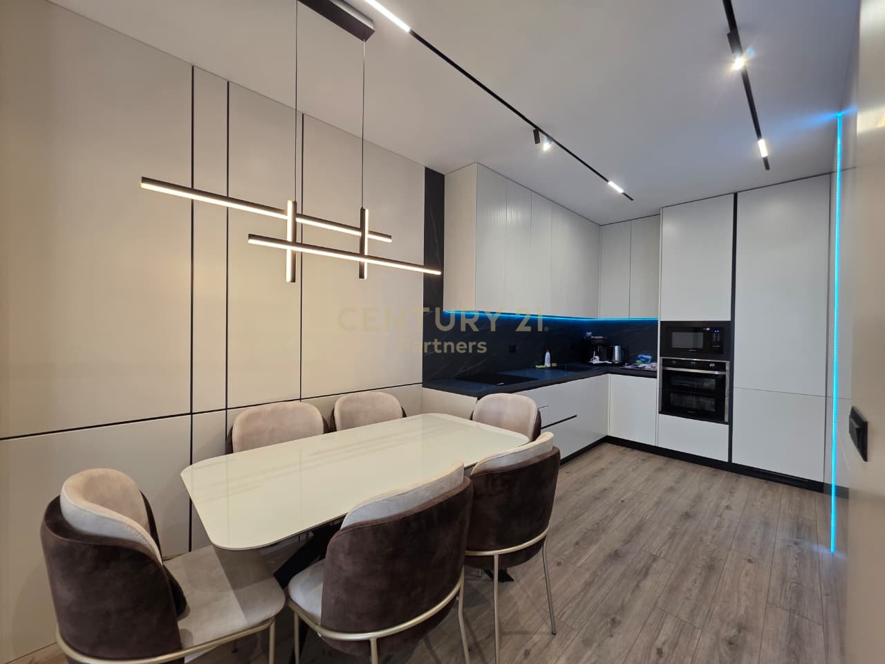 🏡 *SHITET APARTAMENT 2+1+2&amp; POST PARKIMI – ISH FUSHA E AVIACIONIT, TIRANË
