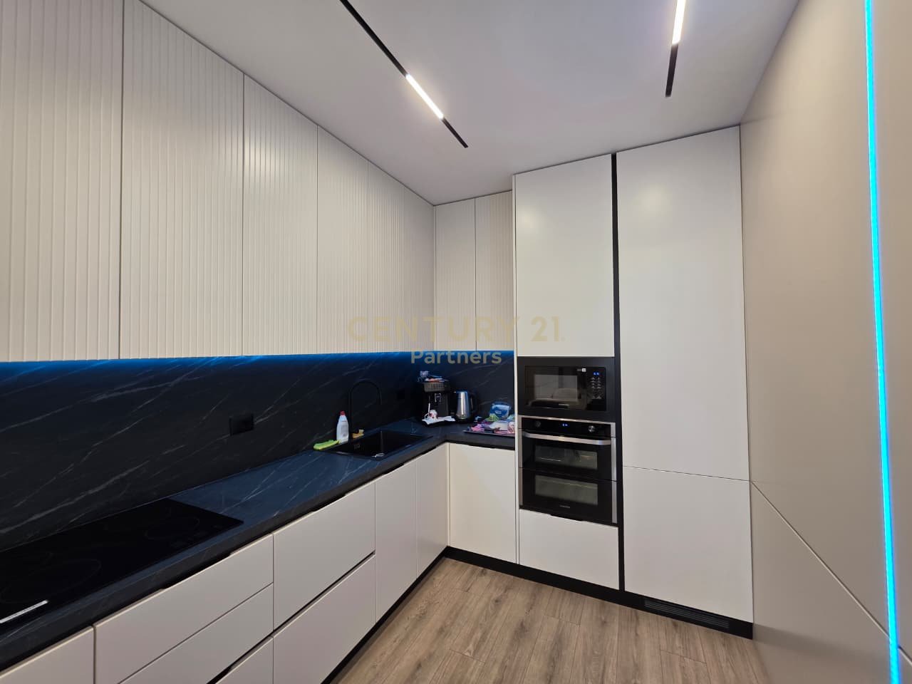🏡 *SHITET APARTAMENT 2+1+2&amp; POST PARKIMI – ISH FUSHA E AVIACIONIT, TIRANË