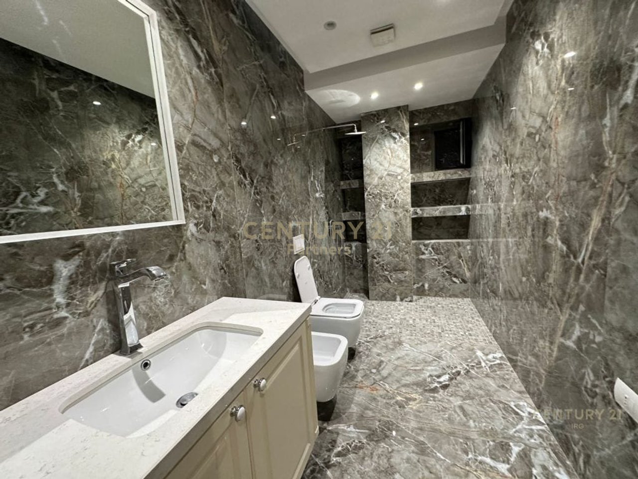 UFFICIO PREMIUM IN AFFITTO A BLLOK | 213 M² | PARCHEGGIO INCLUSO