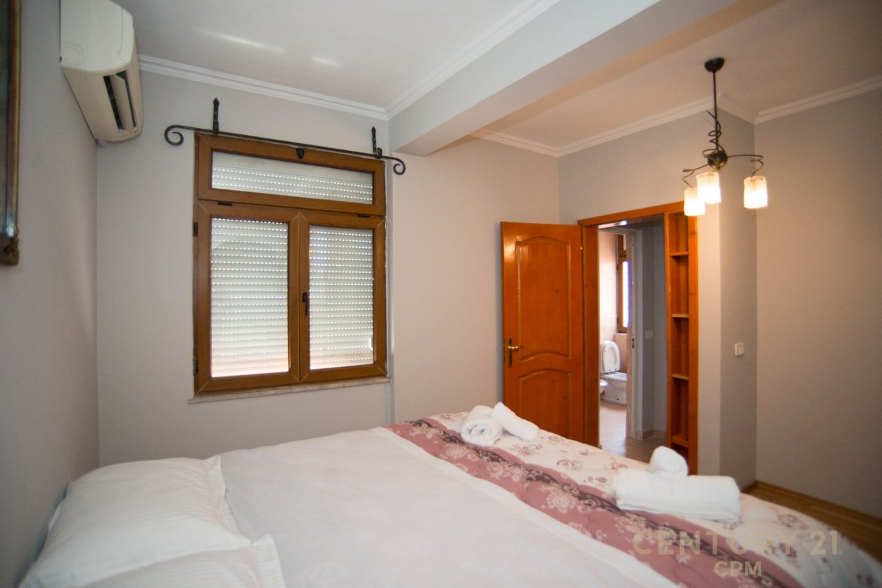 NË SHITJE DUPLEX EKSKLUZIV ME TARRACË PRIVATE, PIAZZA – NË QENDËR TË TIRANËS