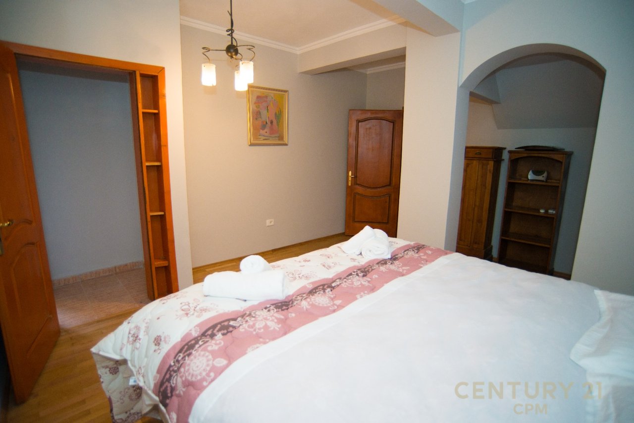 NË SHITJE DUPLEX EKSKLUZIV ME TARRACË PRIVATE, PIAZZA – NË QENDËR TË TIRANËS