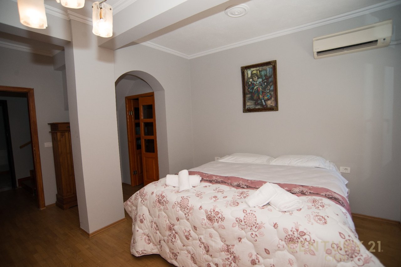 NË SHITJE DUPLEX EKSKLUZIV ME TARRACË PRIVATE, PIAZZA – NË QENDËR TË TIRANËS