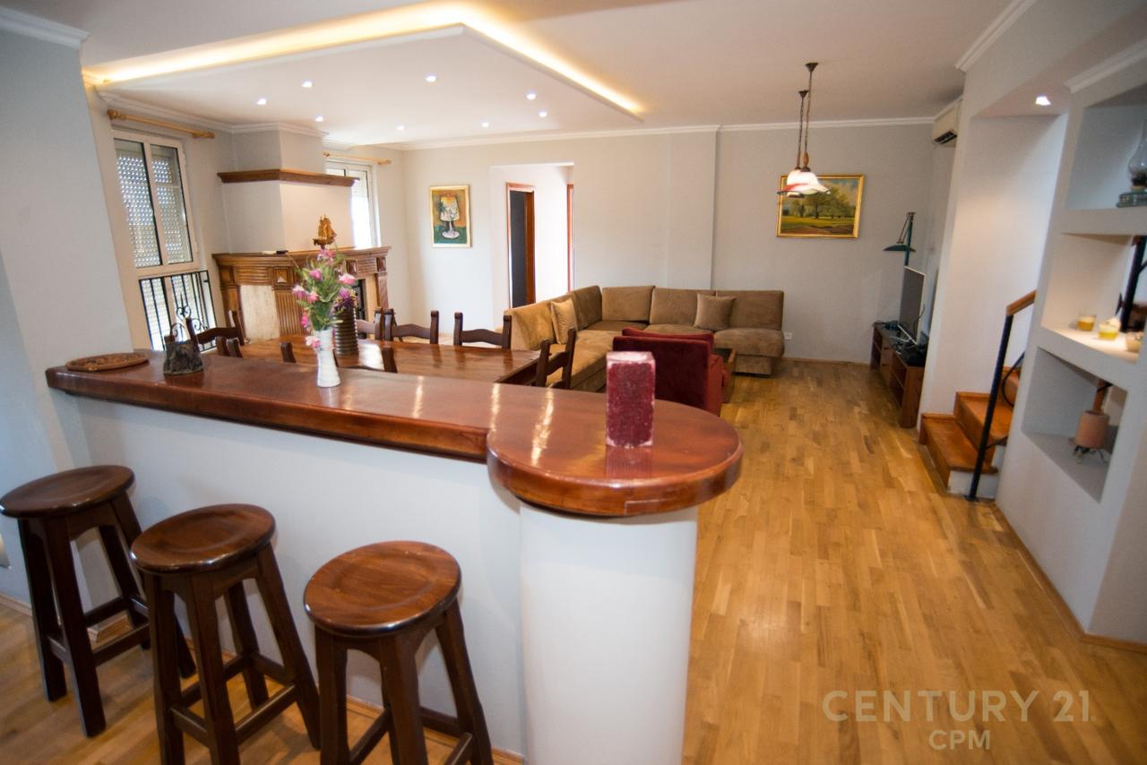 NË SHITJE DUPLEX EKSKLUZIV ME TARRACË PRIVATE, PIAZZA – NË QENDËR TË TIRANËS