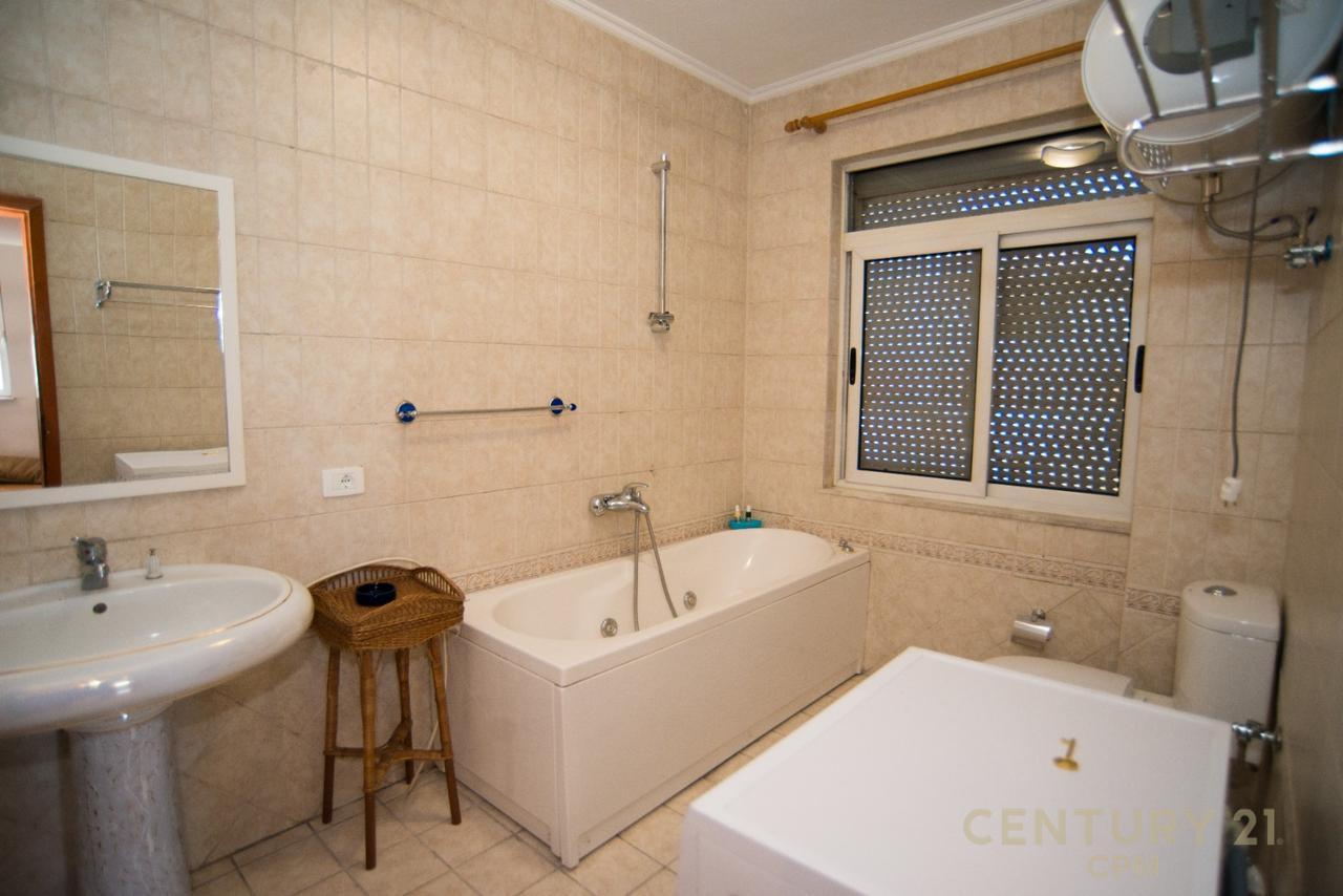 NË SHITJE DUPLEX EKSKLUZIV ME TARRACË PRIVATE, PIAZZA – NË QENDËR TË TIRANËS