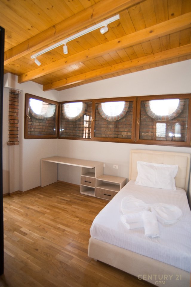 NË SHITJE DUPLEX EKSKLUZIV ME TARRACË PRIVATE, PIAZZA – NË QENDËR TË TIRANËS