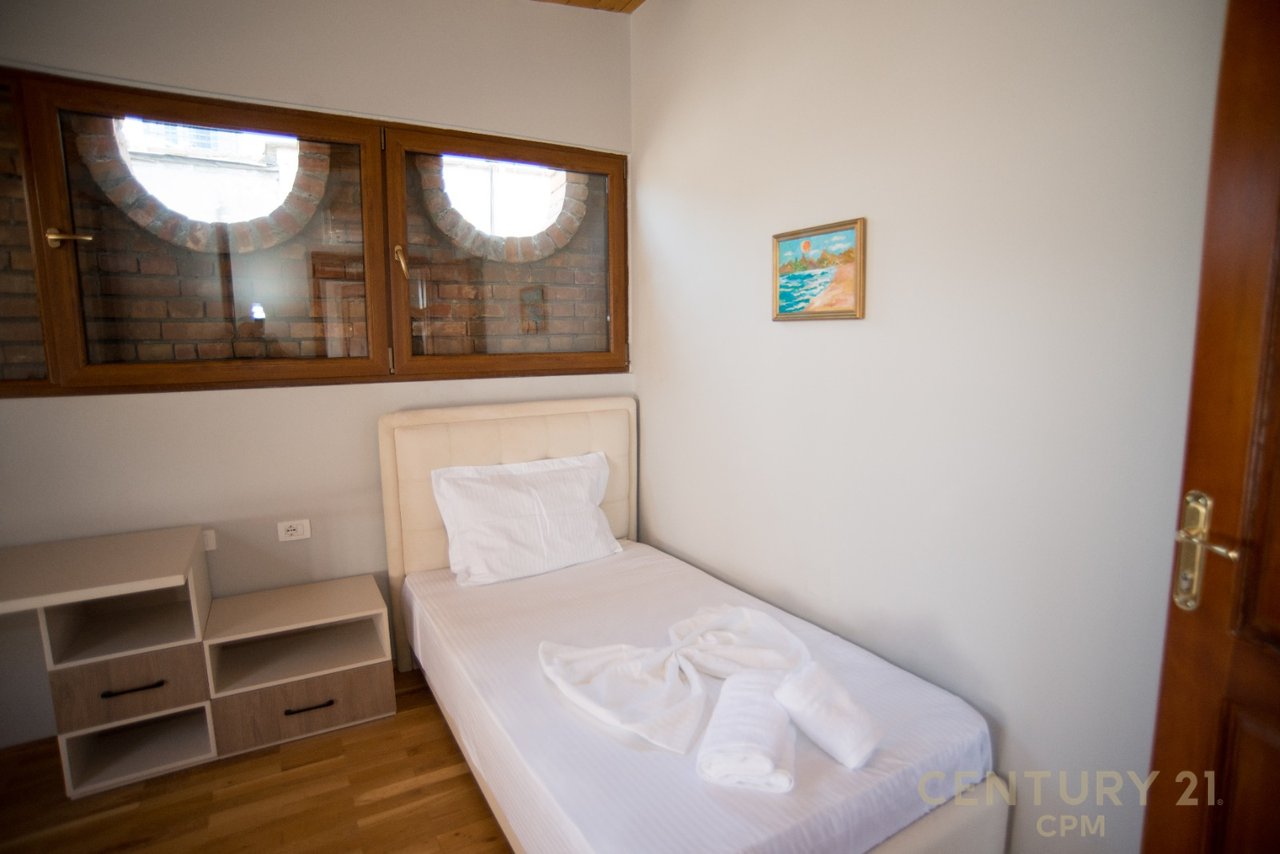 NË SHITJE DUPLEX EKSKLUZIV ME TARRACË PRIVATE, PIAZZA – NË QENDËR TË TIRANËS