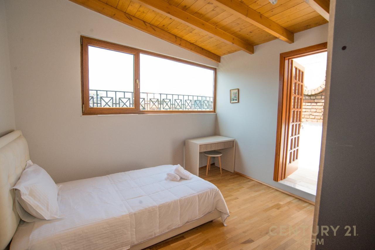 NË SHITJE DUPLEX EKSKLUZIV ME TARRACË PRIVATE, PIAZZA – NË QENDËR TË TIRANËS
