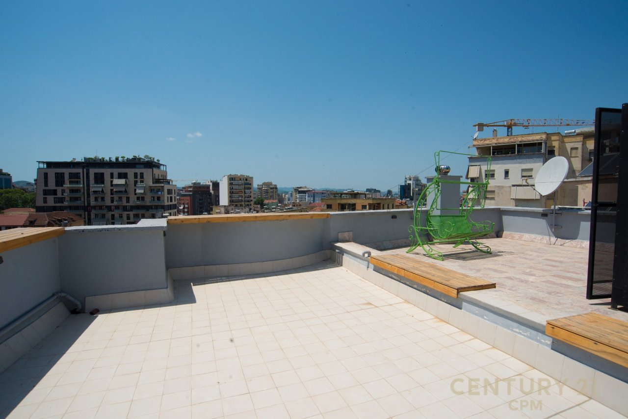 NË SHITJE DUPLEX EKSKLUZIV ME TARRACË PRIVATE, PIAZZA – NË QENDËR TË TIRANËS