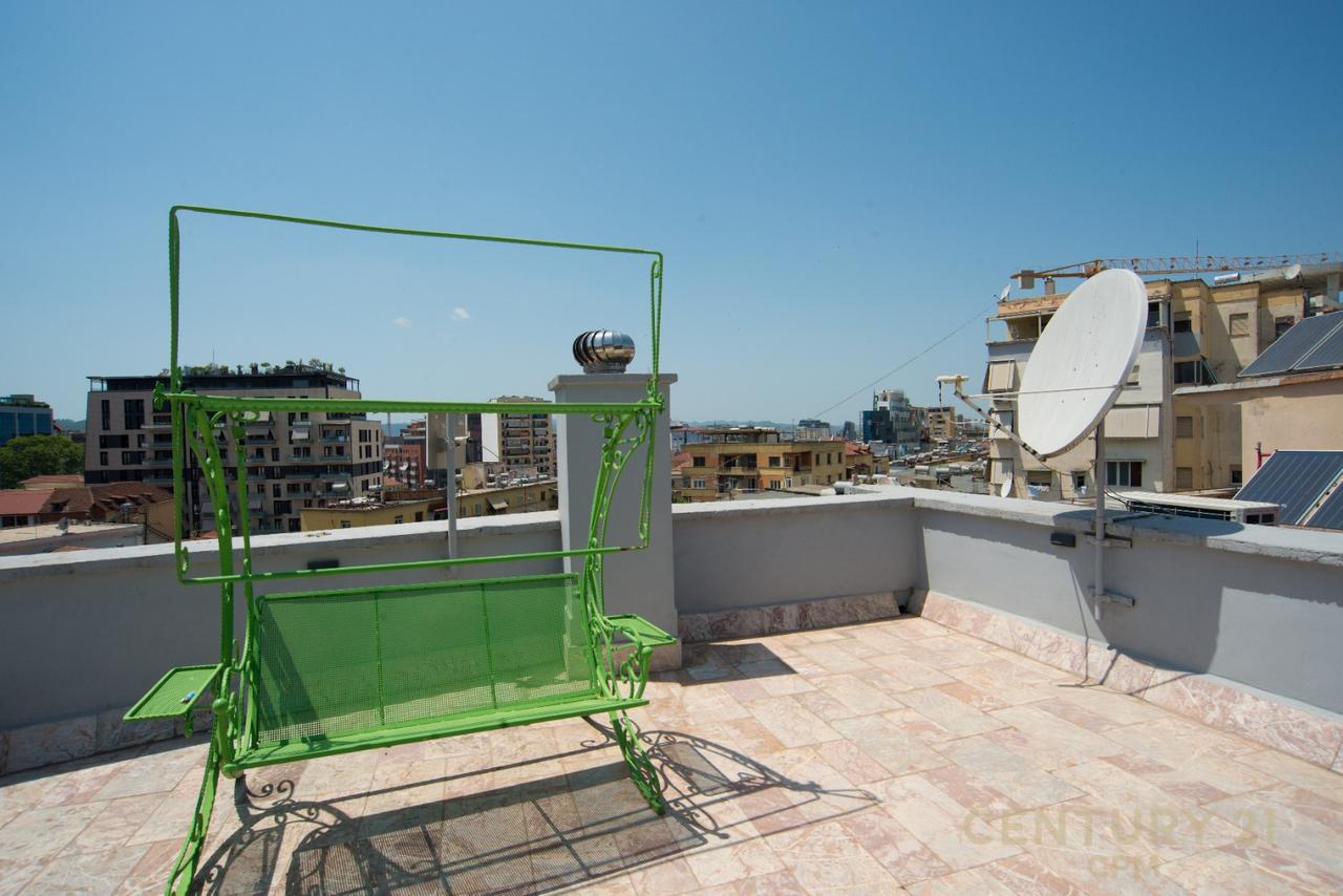 NË SHITJE DUPLEX EKSKLUZIV ME TARRACË PRIVATE, PIAZZA – NË QENDËR TË TIRANËS