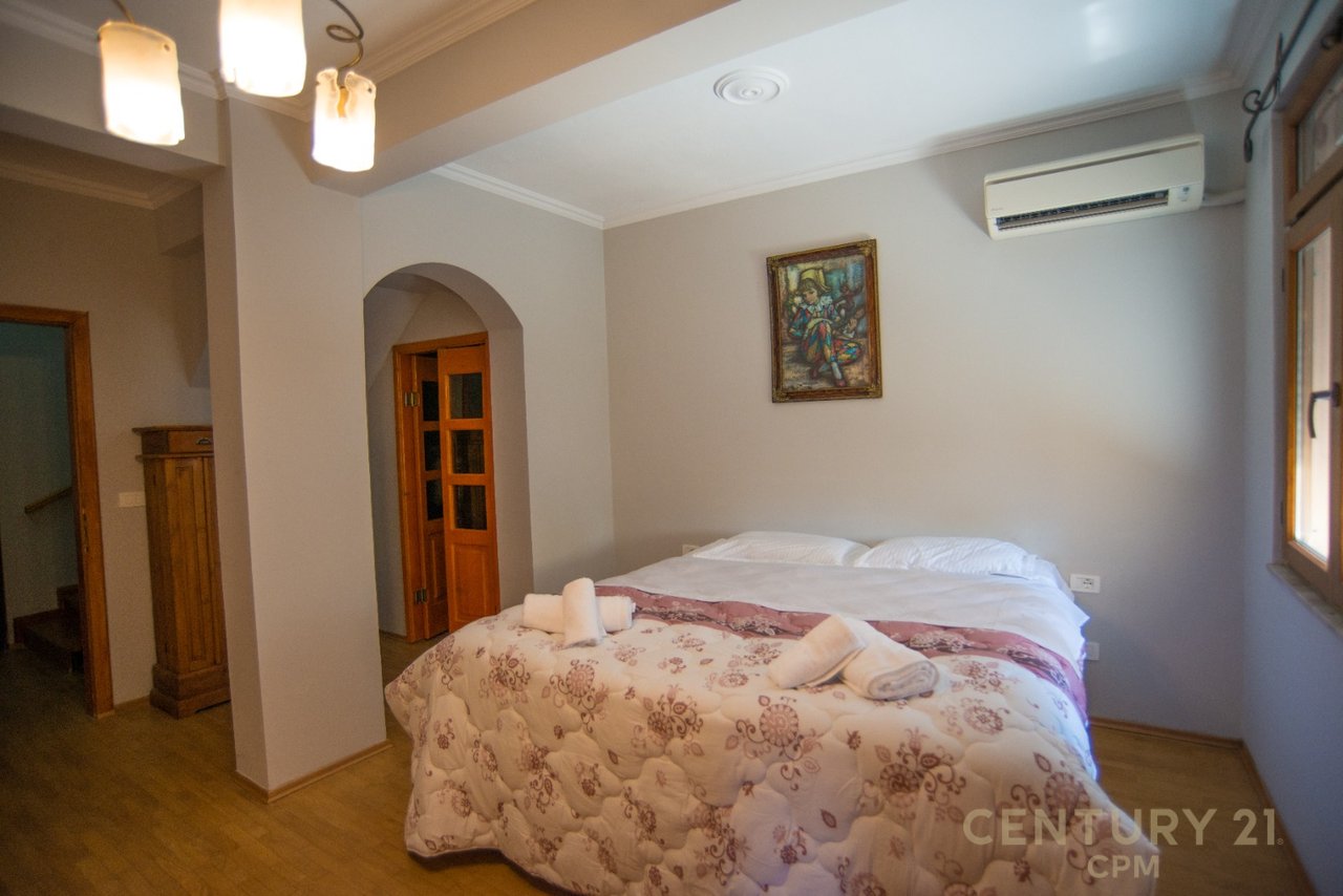 IN AFFITTO DUPLEX ESCLUSIVO CON TERRAZZA PRIVATA, PIAZZA – NEL CENTRO DI TIRANA