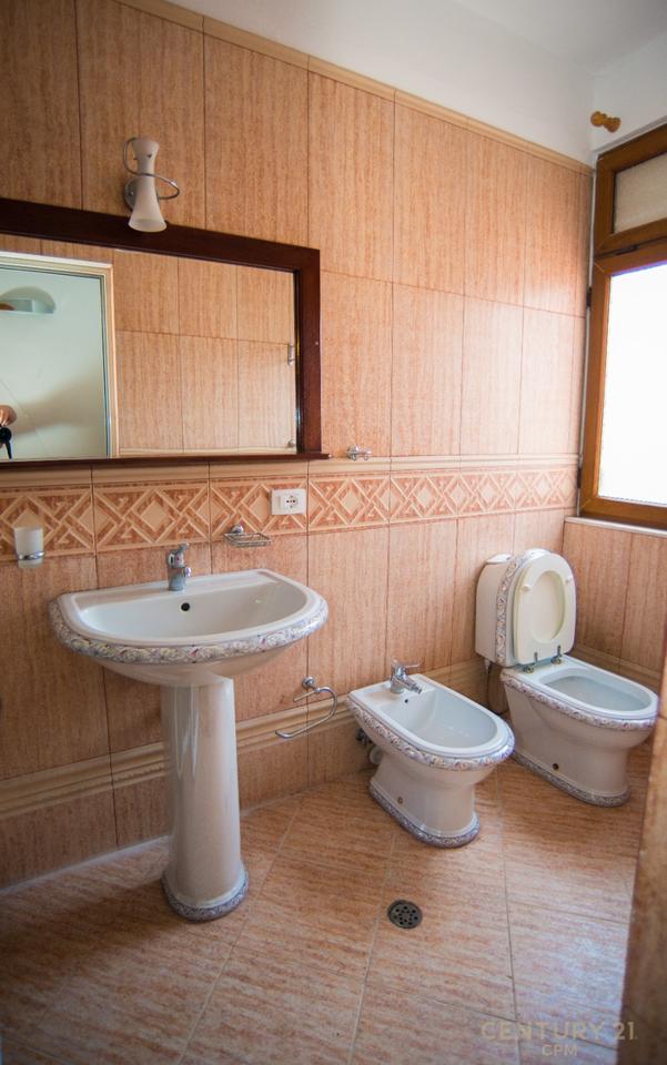IN AFFITTO DUPLEX ESCLUSIVO CON TERRAZZA PRIVATA, PIAZZA – NEL CENTRO DI TIRANA