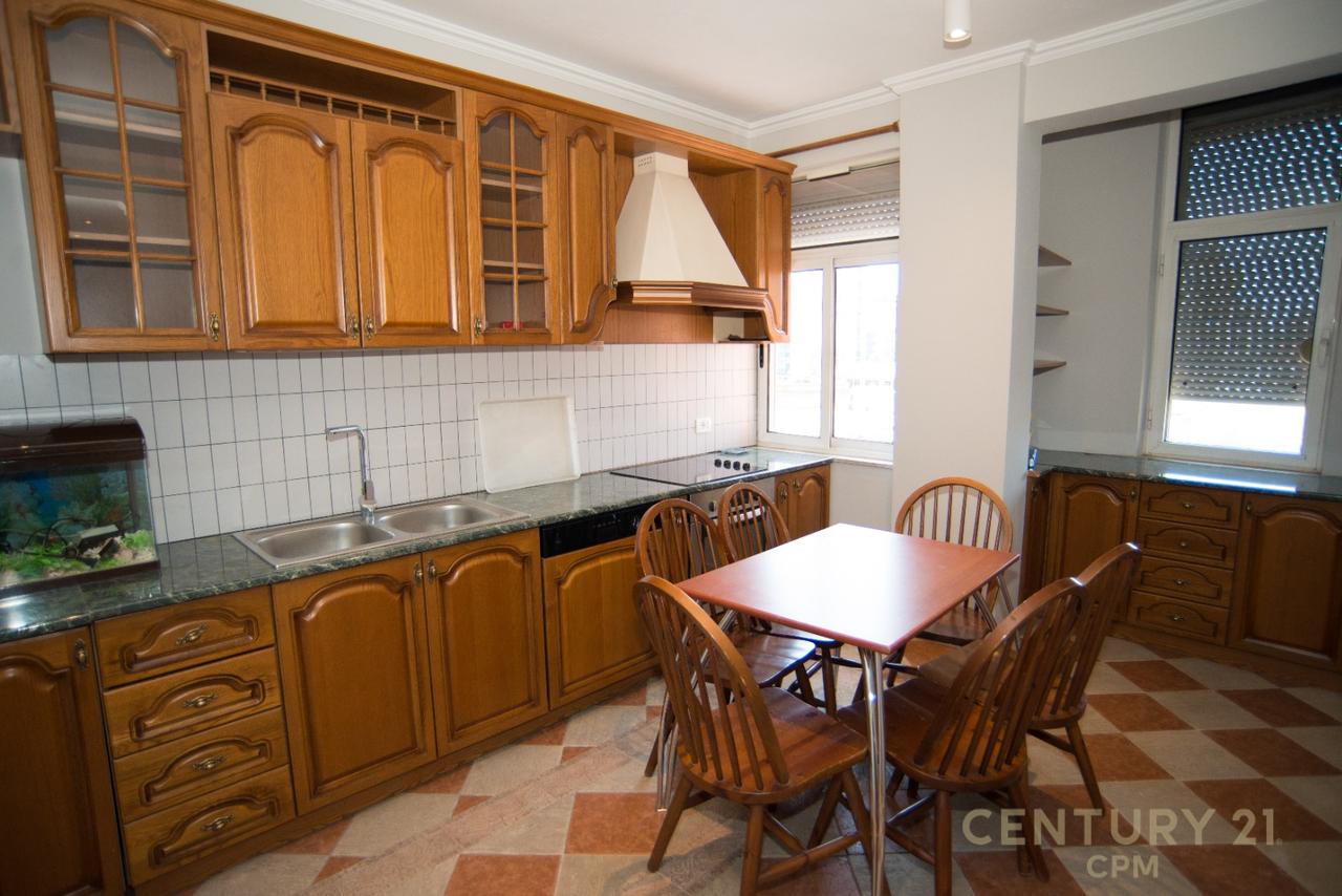 IN AFFITTO DUPLEX ESCLUSIVO CON TERRAZZA PRIVATA, PIAZZA – NEL CENTRO DI TIRANA