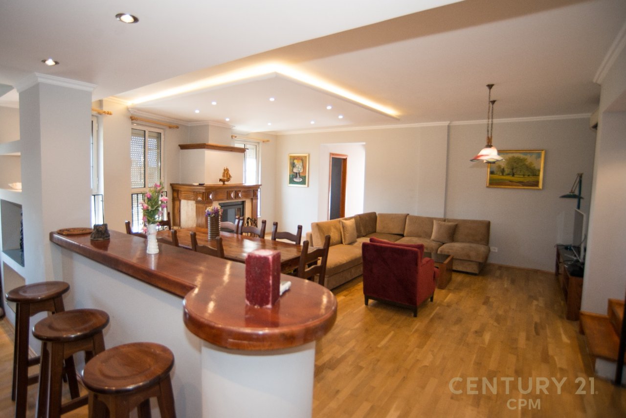 IN AFFITTO DUPLEX ESCLUSIVO CON TERRAZZA PRIVATA, PIAZZA – NEL CENTRO DI TIRANA
