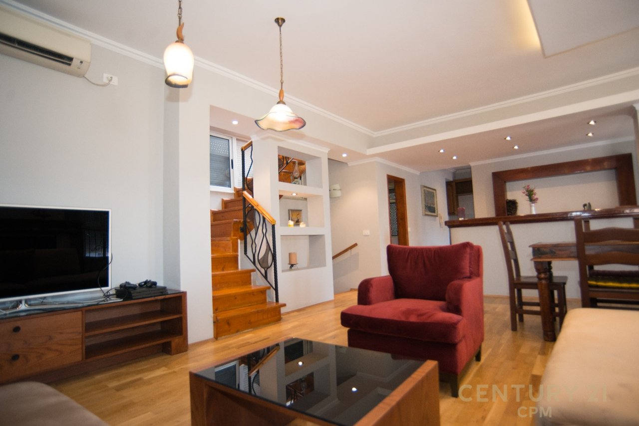 IN AFFITTO DUPLEX ESCLUSIVO CON TERRAZZA PRIVATA, PIAZZA – NEL CENTRO DI TIRANA
