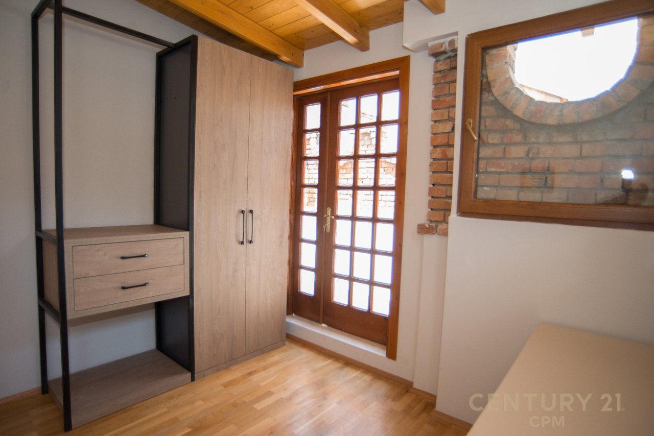IN AFFITTO DUPLEX ESCLUSIVO CON TERRAZZA PRIVATA, PIAZZA – NEL CENTRO DI TIRANA