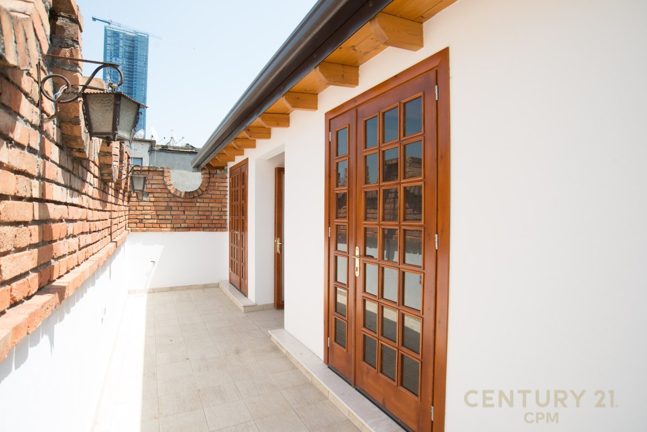 IN AFFITTO DUPLEX ESCLUSIVO CON TERRAZZA PRIVATA, PIAZZA – NEL CENTRO DI TIRANA