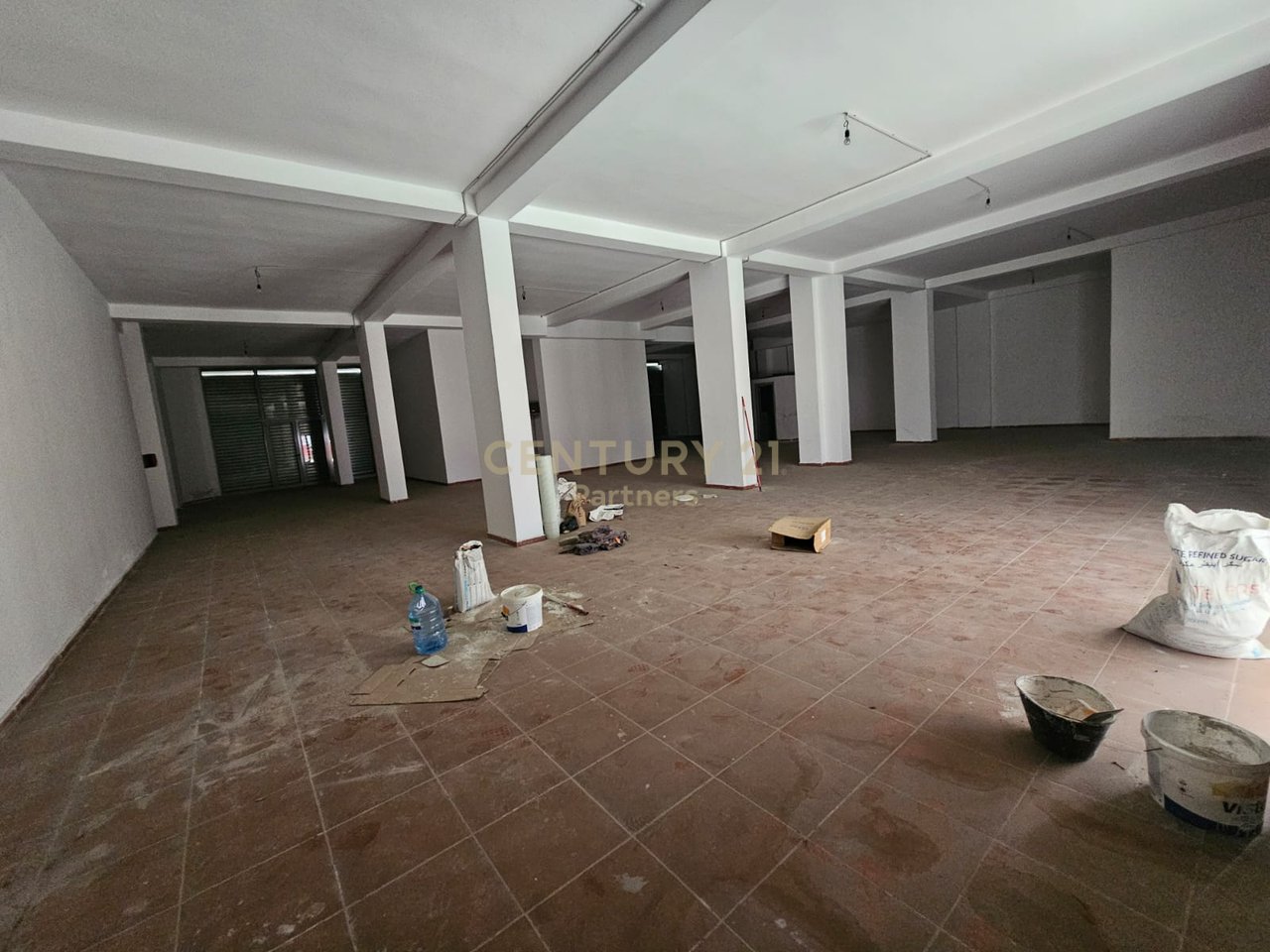 Affittiamo spazio commerciale 818 m2, Yzberisht!